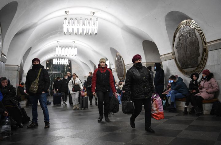 Πολίτες με τσάντες και βαλίτσες, περπατούν στο σταθμό του μετρό Βοκζαλνα. Photo by Daniel LEAL / AFP) (Photo by DANIEL LEAL/AFP via Getty Images