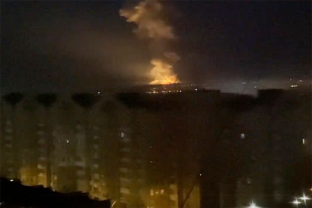 2022年2月24日、ウクライナの首都キエフで上がった巨大な炎。ドニエプル川付近で撮影。(Mary Ostrovska via