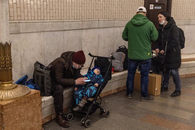 Πολίτες βρίσκουν καταφύγιο μέσα στο μετρό. 