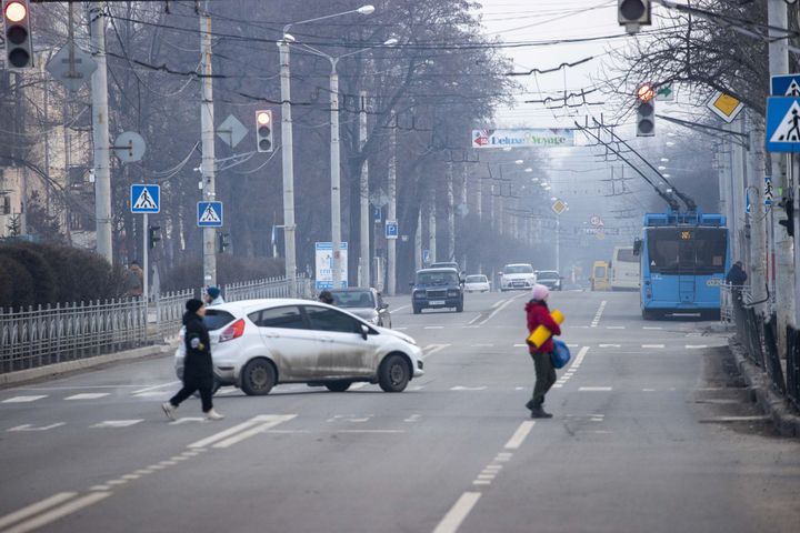 Πολίτες εγκαταλείπουν τη πόλης Κραματορσκ.