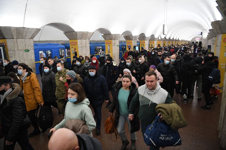 Πολίτες με τσάντες και βαλίτσες περπατούν σε σταθμό του μετρό στο Κίεβο.