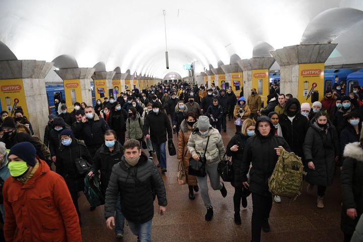 Πολίτες με τσάντες και βαλίτσες περπατούν σε σταθμό του μετρό στο Κίεβο.