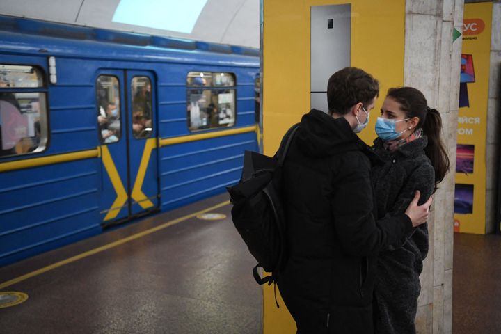 Ένα ζευγάρι μιλάει μεταξύ τους σε έναν σταθμό του μετρό στο Κίεβο. 