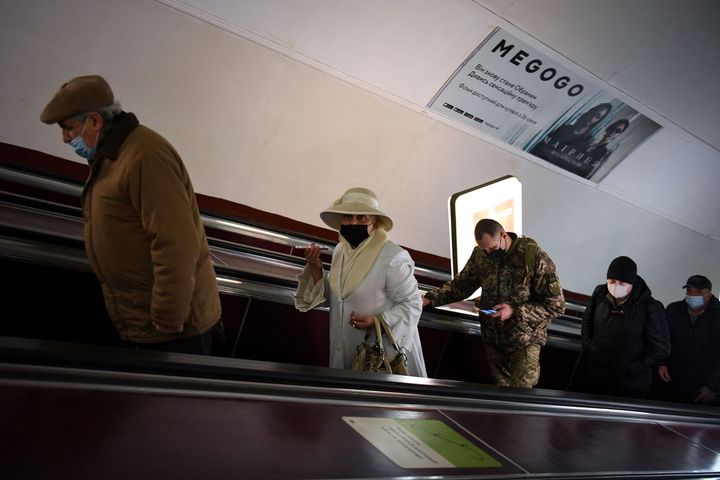 Πολίτες σε κυλιόμενη σκάλα σε σταθμό του μετρό στο Κίεβο. 