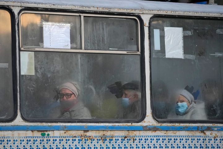 Πολίτες στο τραμ της πόλης Λουκάνσκ, στην ανατολική Ουκρανία. 