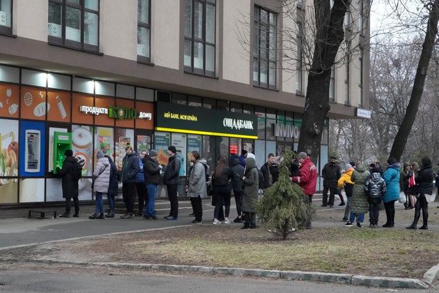 Des habitants de Kiev font la queue pour retirer de l'argent le 24 février
