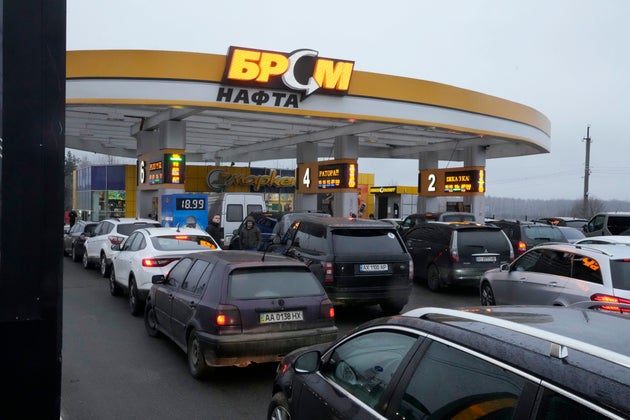 Une longue file d'attente devant une station essence de Kiev, le 24 février