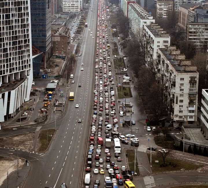 Κυκλοφοριακό χάος στο Κίεβο καθώς οι πολίτες μετακινούνται δυτικότερα για λόγους ασφαλείας