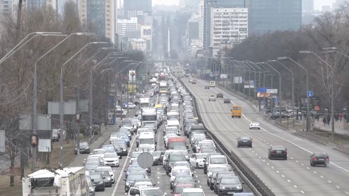 Εικόνες έξω από το Κίεβο. Πολίτες εγκαταλείπουν οδικώς την πρωτεύουσα. 