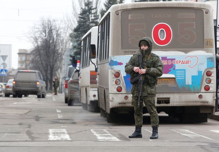 Πούλμαν έτοιμα για παραλάβουν αμάχους από την αποσχιθείσα περιοχή του Ντονέτσκ 