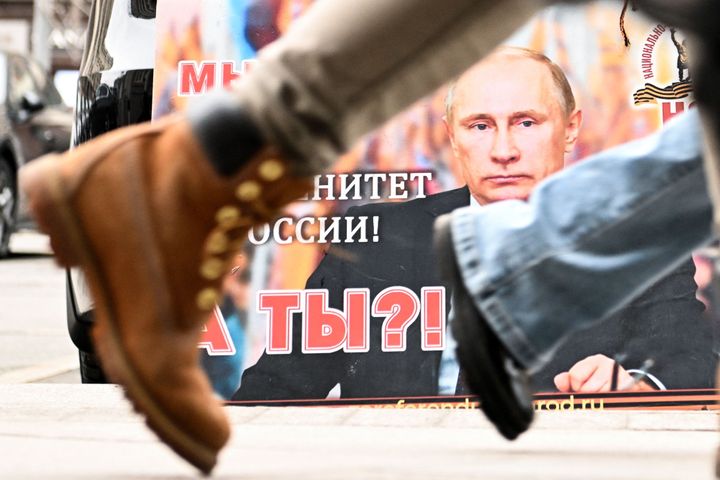 Αφίσα μπροστά στην Κρατική Δούμα όπου αναγράφεται: «Είμαστε μαζί του για την κυριαρχία της Ρωσίας. Εσύ;»