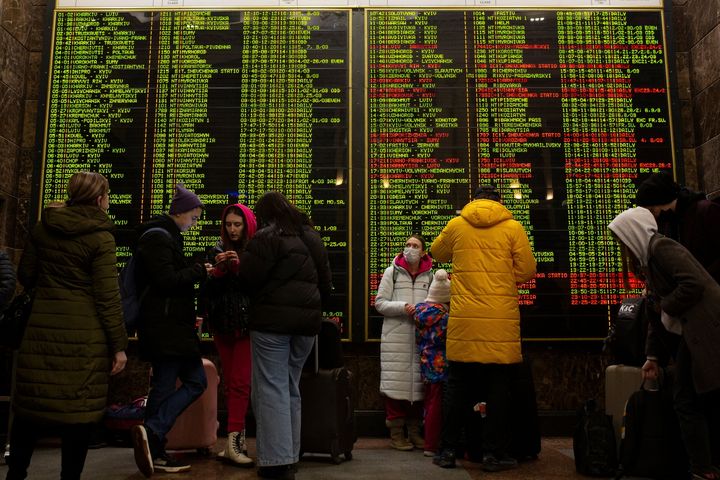 Πολίτες του Κιέβου σε σιδηροδρομικό σταθμό καθώς αναζητουν τρόπους να εγκαταλείψουν την πόλη.