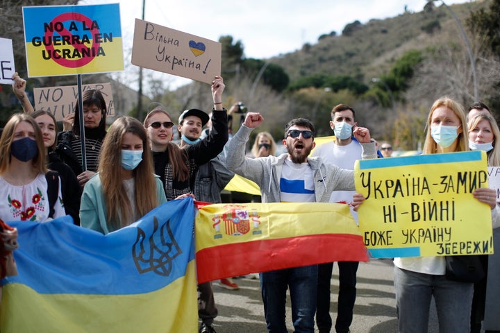 Cerca de medio centenar de ucranianos se han concentrado este jueves frente al consulado ruso de Barcelona.