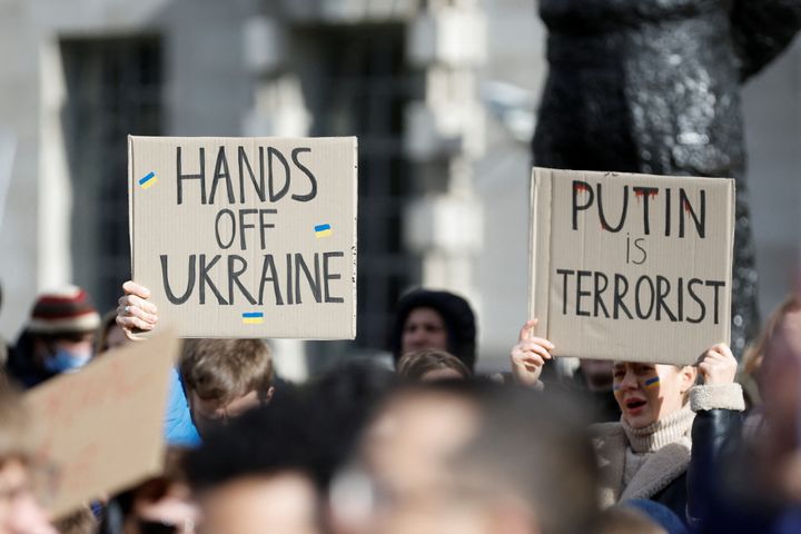 Διαδηλωτές κρατούν πινακίδες κατά τη διάρκεια μιας διαδήλωσης υπέρ της Ουκρανίας στο Γουάιτχολ, κοντά στην Ντάουνινγκ Στριτ, στο Λονδίνο, Βρετανία, 24 Φεβρουαρίου 2022. REUTERS/Peter Cziborra