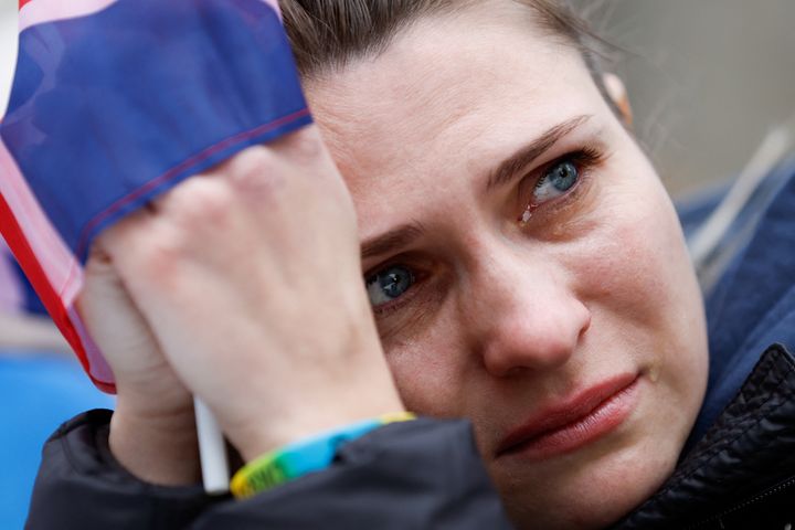 Mία κοπέλα δεν μπορεί να συγκρατήσει τα δάκρυα της κατά τη διάρκεια μιας διαδήλωσης υπέρ της Ουκρανίας κοντά στην Downing Street, στο Λονδίνο, Βρετανία, 24 Φεβρουαρίου 2022. REUTERS/Peter Cziborra