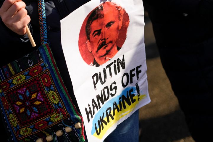 Διαδήλωση μπροστά από τη ρωσική πρεσβεία μετά την εισβολή της Ρωσίας στην Ουκρανία, στο Όσλο της Νορβηγίας, στις 24 Φεβρουαρίου 2022. Heiko Junge/NTB/μέσω του REUTERS 