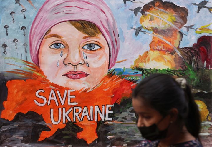 Ένα κορίτσι περνά μπροστά από έναν γκραφίτι που απεικονίζει την κρίση μεταξύ Ρωσίας και Ουκρανίας, έξω από ένα σχολείο τέχνης στη Βομβάη, Ινδία, 24 Φεβρουαρίου 2022. REUTERS/Francis Mascarenhas