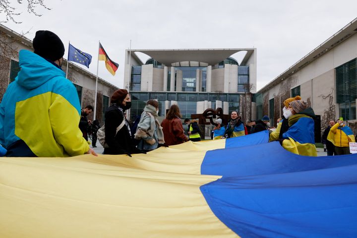 Διαδηλωτές κρατούν μια ουκρανική σημαία κατά τη διάρκεια μιας αντιπολεμικής διαδήλωσης, αφού ο Ρώσος Πρόεδρος Βλαντιμίρ Πούτιν ενέκρινε μια στρατιωτική επιχείρηση στην ανατολική Ουκρανία, στο Βερολίνο, Γερμανία, στις 24 Φεβρουαρίου 2022. REUTERS/Michele Tantussi
