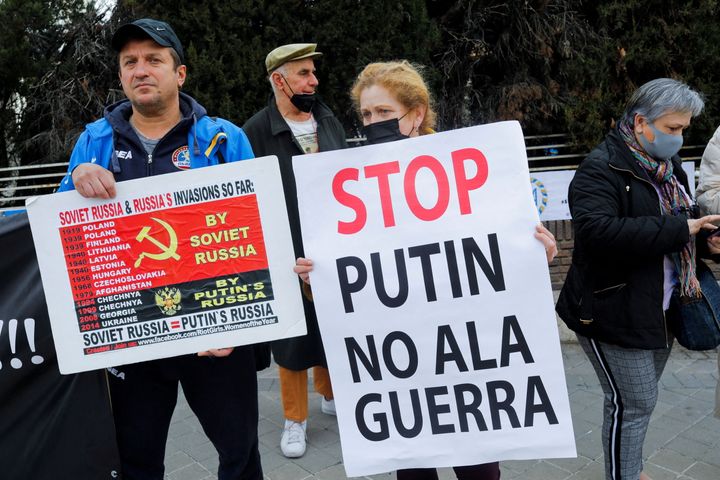 Οι Ουκρανοί διαδηλώνουν μπροστά από τη Ρωσική Πρεσβεία, αφού ο Ρώσος Πρόεδρος Βλαντιμίρ Πούτιν ενέκρινε την στρατιωτική επιχείρηση στην ανατολική Ουκρανία, στη Μαδρίτη, Ισπανία, 24 Φεβρουαρίου 2022. REUTERS/Jon Nazca