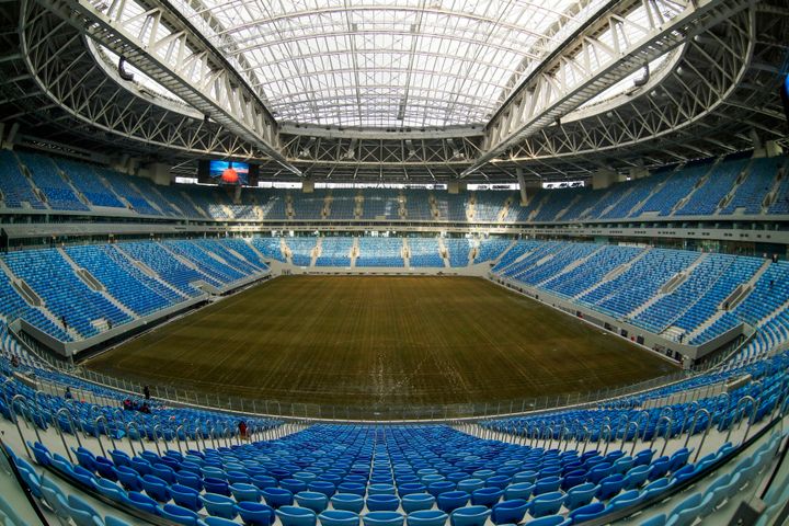 Ο τελικός του Champions League, στις 28 Μαΐου, επρόκειτο να διεξαχθεί στο στάδιο Κριστόφσκι που χτίστηκε πριν από το Παγκόσμιο Κύπελλο του 2018 και χρηματοδοτήθηκε από τον ρωσικό ενεργειακό γίγαντα Gazprom, μεγάλο χορηγό της UEFA από το 2012, στην Αγία Πετρούπολη.