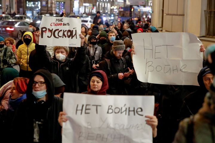 Kόσμος διαδηλώνει σε μια αντιπολεμική διαμαρτυρία, αφού ο Ρώσος Πρόεδρος Βλαντιμίρ Πούτιν εξουσιοδότησε μια στρατιωτική επιχείρηση στην ανατολική Ουκρανία, στην Αγία Πετρούπολη, Ρωσία, 24 Φεβρουαρίου 2022. REUTERS/Anton Vaganov