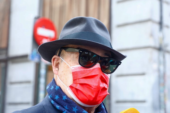 Antonio Resines camina por las calles de Madrid.