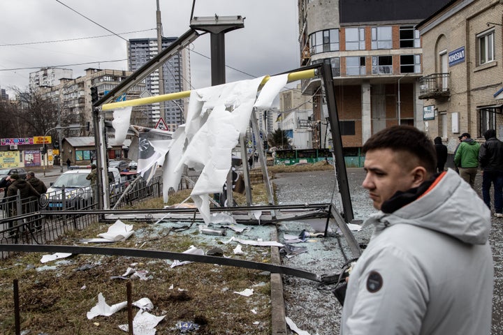 Restos de una estructura dañada por un misil ruso en Kiev (Ucrania), el 24 de febrero.