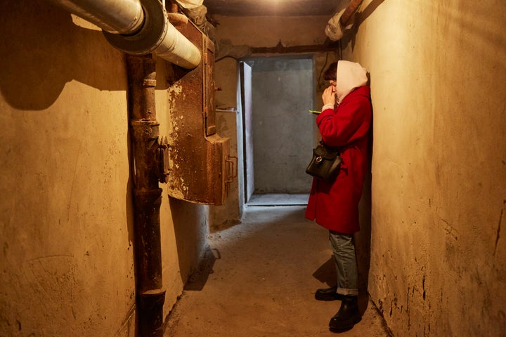 Una residente en Kiev utiliza su móvil dentro de un refugio antiaéreo, el 24 de febrero.