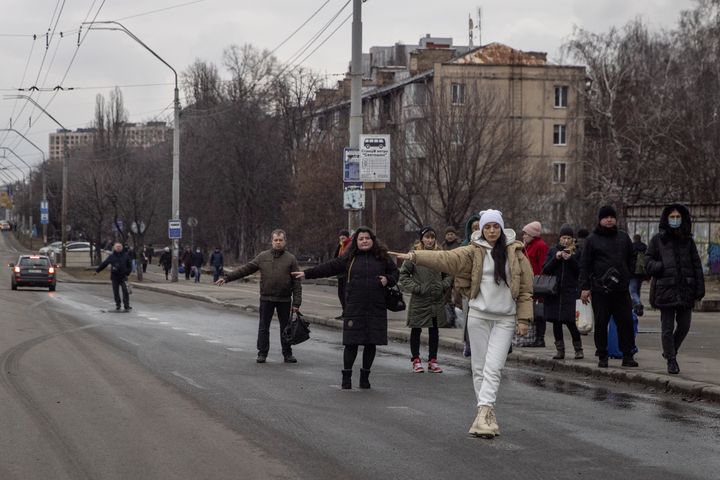 Varios ciudadanos hacen autoestop en Kiev, este jueves 24 de febrero.