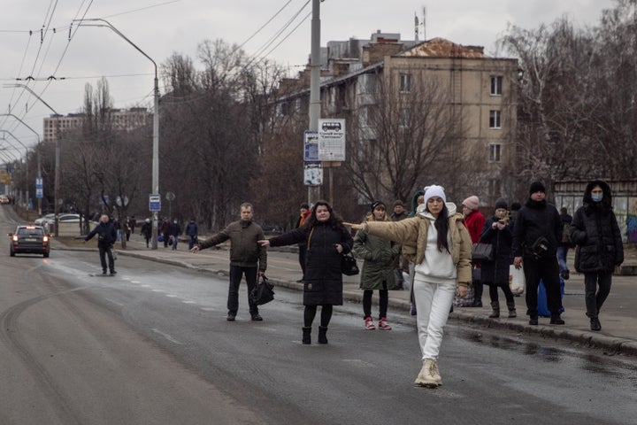Varios ciudadanos hacen autoestop en Kiev, este jueves 24 de febrero.