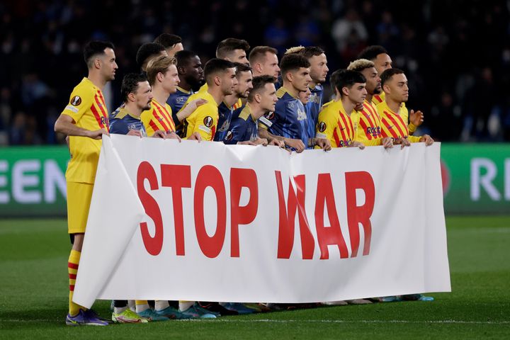 戦争をやめて バルセロナとナポリの選手 試合前に団結してロシアのウクライナ侵攻に抗議 ハフポスト World