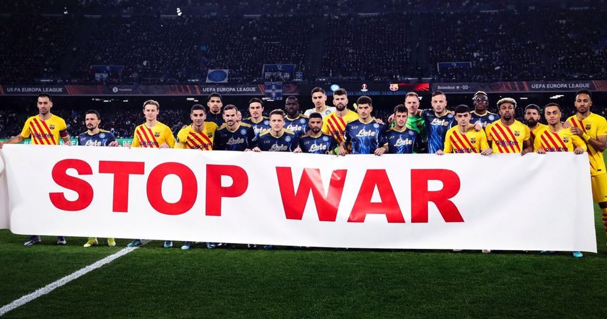 戦争をやめて バルセロナとナポリの選手 試合前に団結してロシアのウクライナ侵攻に抗議 ハフポスト World