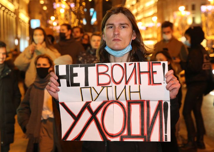 「戦争反対。プーチン去れ」と書かれたプラカードを掲げ、モスクワのプーシキン広場で抗議活動をする人（2022年2月24日）