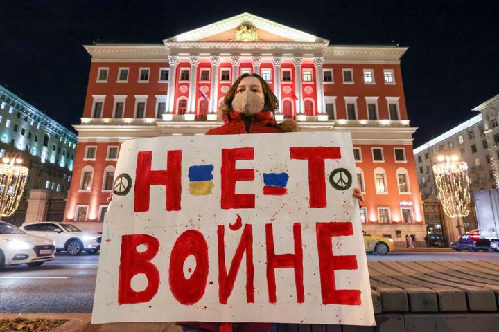 「戦争に反対」と書かれたプラカードを掲げるモスクワの抗議活動参加者（2022年2月24日）