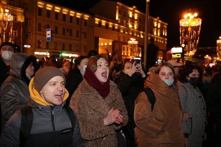 プーシキン広場での抗議活動で、スローガンを叫ぶ人々（2022年2月24日）