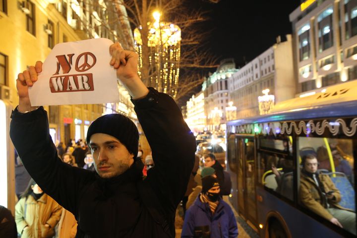 「戦争反対」のサインを掲げる抗議活動者（2022年2月24日）
