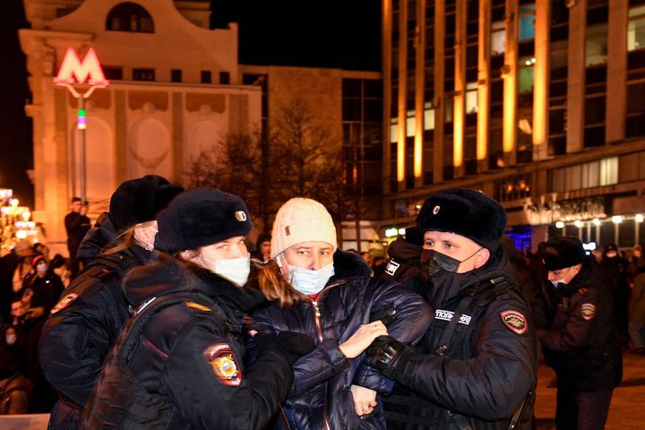 警察によって拘束される抗議デモ参加者（2022年2月24日）