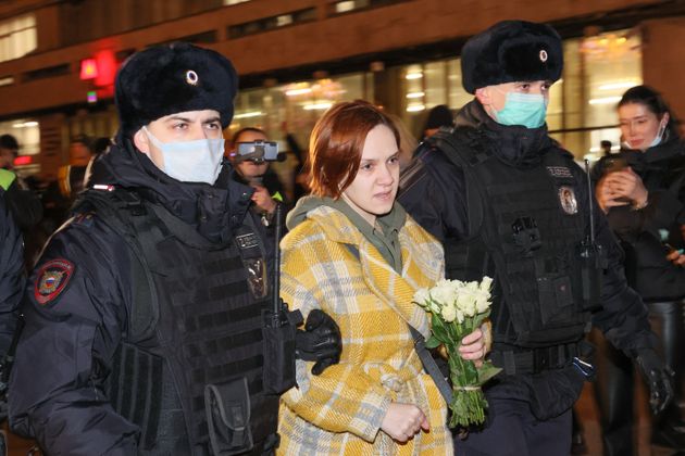 モスクワのプーシキン広場で抗議活動をして、警察に連行される人（2022年2月24日）