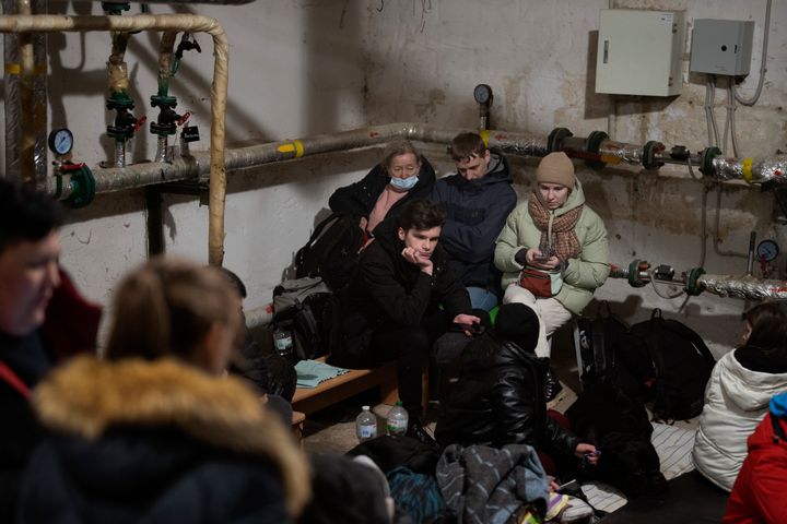 Κάτοικοι του Κιέβου στα καταφύγια μετά τον συναγερμό που σήμαναν οι αρχές για νέες επιθέσεις από τη ρωσική αεροπορία 