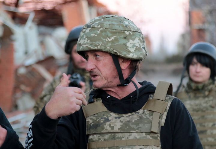 Ο Σον Πεν στις 18 Νοεμβρίου 2021, στην πρώτη γραμμή του ουκρανικού στρατού στην περιφέρεια του Ντονέτσκ. (Ukrainian Joint Forces Operation Press Service via AP)