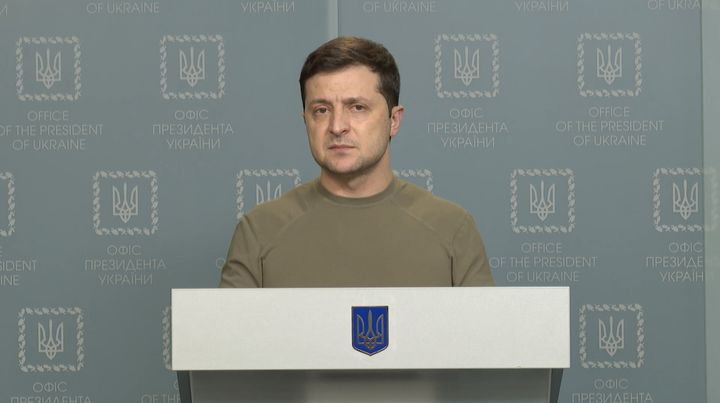 記者会見するウクライナのゼレンスキー大統領（2022年2月24日）
