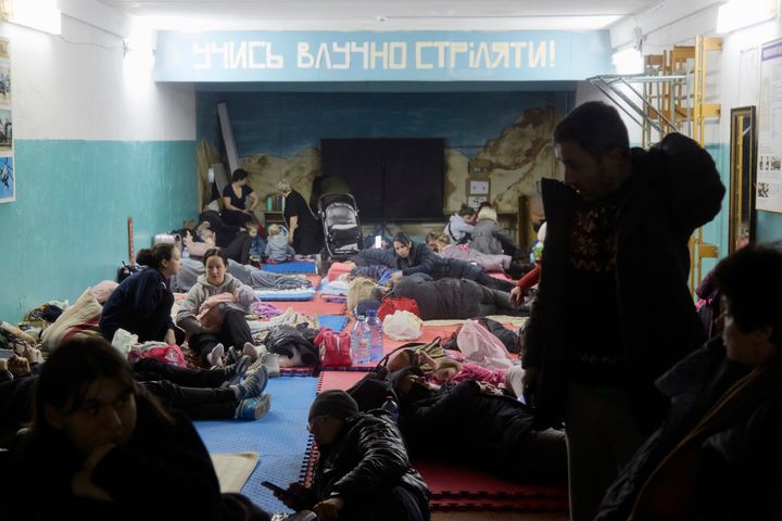 Κάτοικοι του Κιέβου σήμερα το πρωί στο υπόγειο σχολείου που αξιοποιείται ως καταφύγιο. 