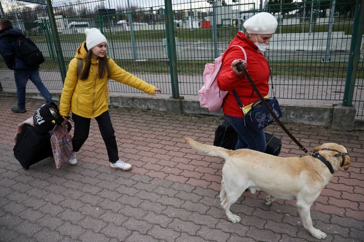 Άνθρωποι φτάνουν στο συνοριακό πέρασμα μεταξύ Πολωνίας και Ουκρανίας