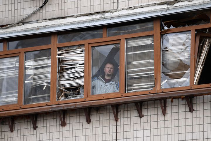 Κάτοικος του Κιέβου κοιτάει έξω από το παράθυρο 
