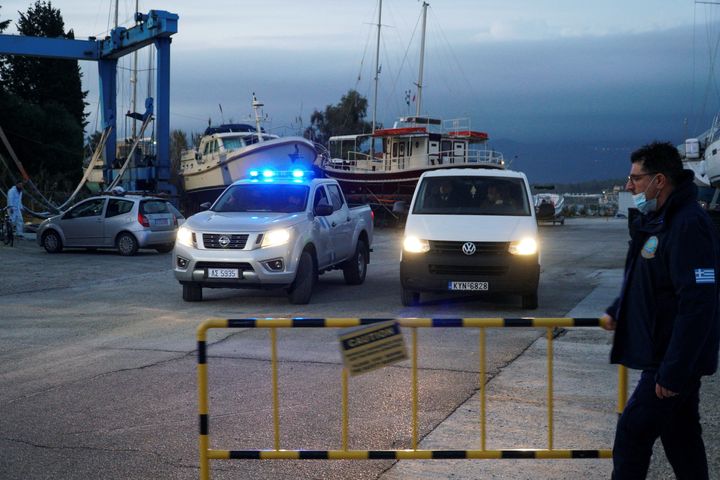 Ένα βαν μεταφέρει το πτώμα ενός άνδρα που εντοπίστηκε στο υπό ιταλική σημαία Euroferry Olympia, το οποίο έπιασε φωτιά καθώς έπλεε από την Ελλάδα στην Ιταλία, στο νησί της Κέρκυρας, Ελλάδα, 20 Φεβρουαρίου 2022.