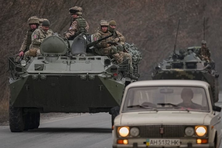 Militares ucranianos se trasladan en vehículos blindados por una carretera.