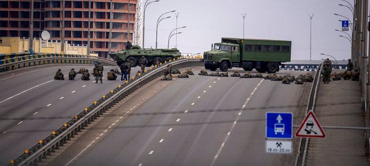 Ουκρανοί στρατιώτες σε θέση, σε γέφυρα του Κιέβου.