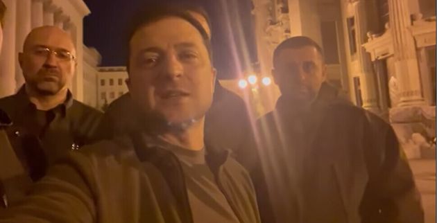 젤렌스키 대통령이 25일 밤 우크라이나 정부 수뇌부가 한 자리에 있음을 보여주며 국민들의 항전을 독려하고