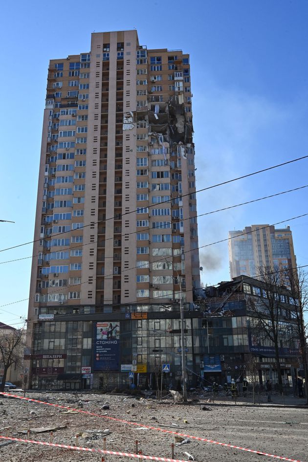 2022年2月26日撮影、キエフでミサイル攻撃を受けたと思われる高層アパート(Photo by GENYA SAVILOV/AFP via Getty Images)