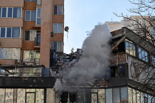 2022年2月26日撮影、キエフでミサイル攻撃を受けたと思われる高層アパート(Photo by GENYA SAVILOV/AFP via Getty Images)